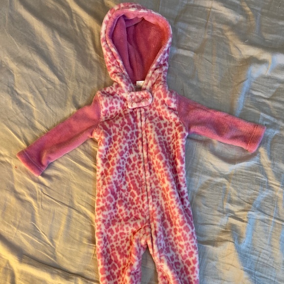 Other - ❤️Pink leopard print fuzzy sleeper/outfit with hood 6-9 months